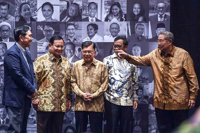 Presiden ke-6 RI Susilo Bambang Yudhoyono (kanan), Wakil Presiden ke-10 dan ke-12 Jusuf Kalla (tengah), Menko Kemaritiman dan Investasi Luhut Binsar Pandjaitan (kiri), Menteri Pertahanan Prabowo Subianto (kedua kiri), Menkopolhukam Mahfud MD (kedua kanan) berbincang saat hadir dalam acara peringatan hari ulang tahun Luhut Binsar Pandjaitan di Jakarta, Kamis (28/9/2023). Perayaan ulang tahun ke-76 Luhut Binsar Pandjaitan tersebut dirayakan dengan peluncuran buku yang berjudul Luhut Binsar Pandjaitan di Mata Kita-kita. ANTARA FOTO/Galih Pradipta