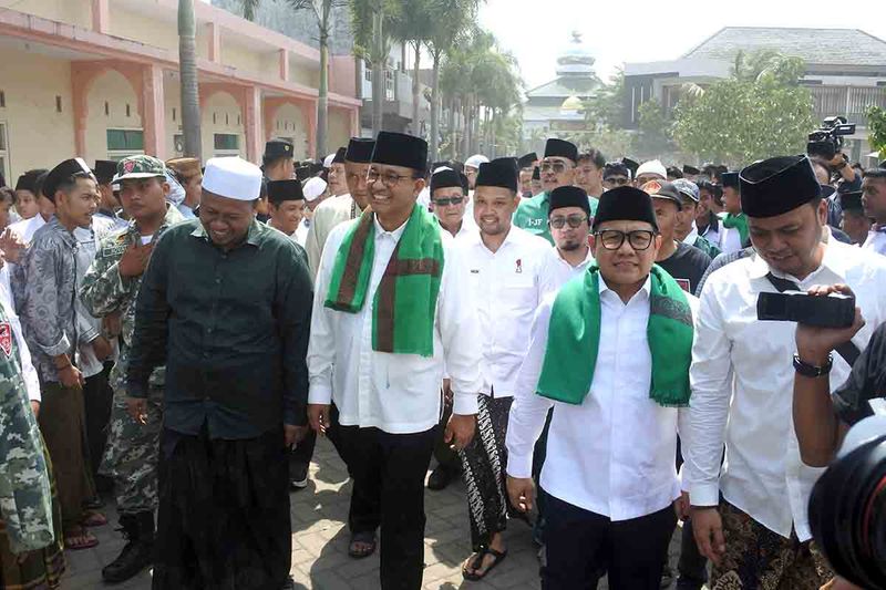 Bakal calon presiden Anies Rasyid Baswedan (kedua kiri) berjalan bersama bakal calon wakil presiden Muhaimin Iskandar (kedua kanan) saat mengunjungi Pondok Pesantren Nurul Islam, Sumbersari, Jember, Jawa Timur, Kamis (28/9/2023). Kunjungan pasangan bakal calon presiden Anies Rasyid Baswedan dan bakal calon wakil presiden Muhaimin Iskandar (AMIN) tersebut untuk bersilaturahim dengan sejumlah kiai di Jawa Timur dalam pemenangan Pemilu Presiden 2024. ANTARA FOTO/Seno