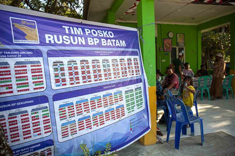 Petugas posko pendataan relokasi melayani pendaftaran warga yang terdampak relokasi di kampung tua Pasir Panjang, Sembulang, Pulau Rempang, Batam, Kepulauan Riau, Rabu (27/9/2023). Badan Pengusahaan (BP) Batam memperpanjang masa pendaftaran relokasi warga yang terdampak Proyek Strategis Nasional (PSN) Rempang Eco-City Pulau Rempang tahap pertama hingga batas waktu yang belum ditentukan, yang rencana awalnya berakhir pada tanggal 28 September 2023. ANTARA FOTO/Teguh Prihatna