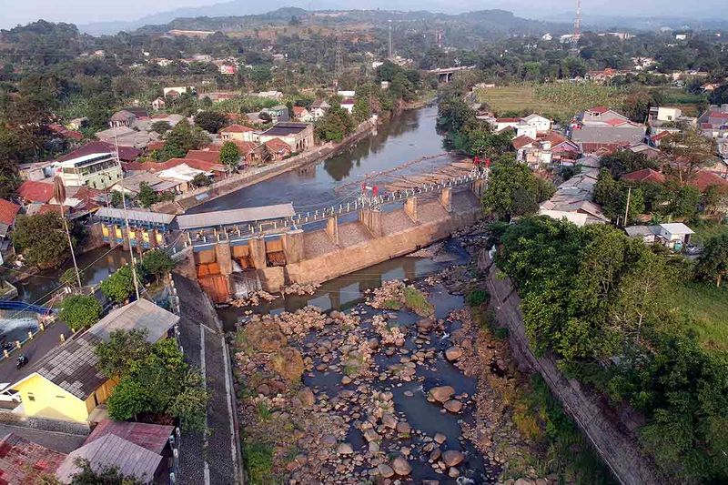 Foto udara aliran air Sungai CIliwung yang menyusut di Katulampa, Bogor, Jawa Barat, Rabu (27/9/2023). Debit air Sungai Ciliwung mengalami penurunan drastis akibat musim kemarau. ANTARA FOTO/Yulius Satria Wijaya