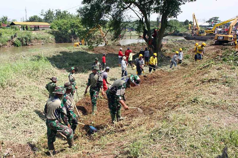 Prajurit TNI AD bersama petugas BPBD Kota Medan dan petugas kebersihan Kecamatan Medan Labuhan mengikuti gotong royong bersih sungai di Sungai Deli Medan, Sumatera Utara, Rabu (27/9/2023).Pemerintah Kota Medan bekerja sama dengan Kodam I Bukit Barisan melakukan gotong royong bersih sungai sebagai upaya mengatasi persoalan banjir sekaligus normalisasi sungai yang ada di Kota Medan.ANTARA FOTO/Yudi