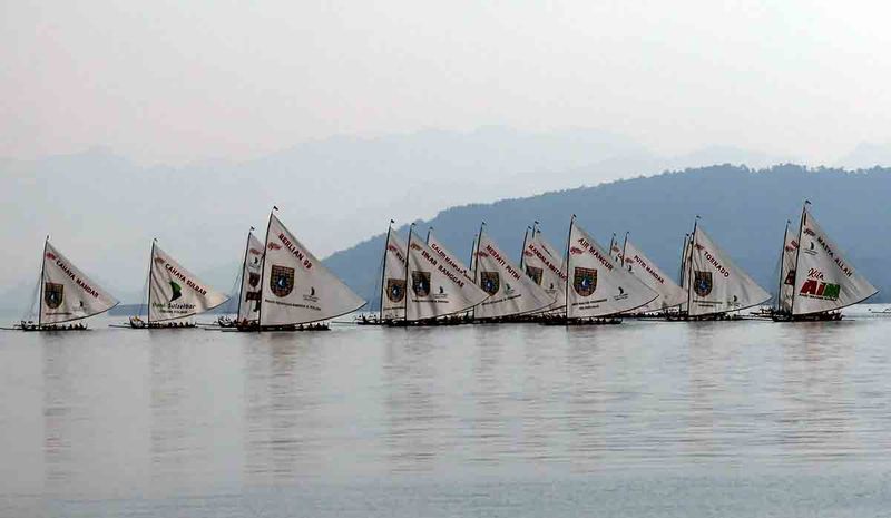 Sejumlah peserta beradu cepat saat berlomba pada Sandeq Race 2023 di Pantai Mamuju, Sulawesi Barat, Kamis (28/9/2022). Lomba balap perahu Sandeq dalam rangka HUT ke-19 Sulbar tersebut diikuti 36 peserta dengan rute Kabupaten Pasangkayu finis di Kabupaten Polewali Mandar, Sulbar. ANTARA FOTO/Akbar Tado