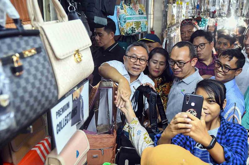 Menteri Perdagangan Zulkifli Hasan (kiri) berdialog dengan salah satu pedagang dalam kunjungannya di Pasar Tanah Abang, Jakarta, Kamis (28/9/2023). Dalam kunjungannya tersebut Mendag mendengarkan keluh kesah para pedagang dan berdialog seputar sepinya pembeli di pasar tekstil terbesar se-Asia Tenggara tersebut imbas gempuran e-commerce maupun social commerce, salah satunya TikTok Shop. ANTARA FOTO/Aditya Pradana Putra