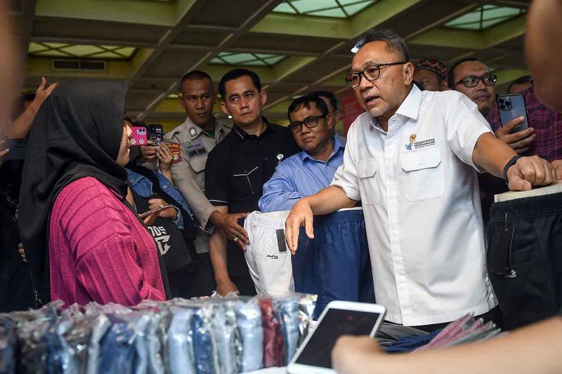 Menteri Perdagangan Zulkifli Hasan (kanan) berdialog dengan salah satu pedagang dalam kunjungannya di Pasar Tanah Abang, Jakarta, Kamis (28/9/2023). Dalam kunjungannya tersebut Mendag mendengarkan keluh kesah para pedagang dan berdialog seputar sepinya pembeli di pasar tekstil terbesar se-Asia Tenggara tersebut imbas gempuran e-commerce maupun social commerce, salah satunya TikTok Shop. ANTARA FOTO/Aditya Pradana Putra