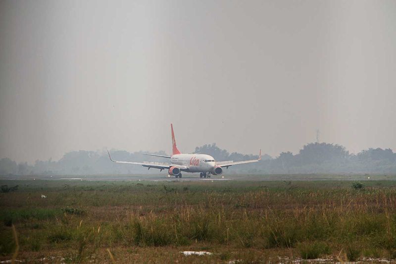 Pesawat komersial mendarat di Bandara Tjilik Riwut yang diselimuti asap di Palangka Raya, Kalimantan Tengah, Kamis (28/9/2023). Kabut asap tersebut merupakan dampak kebakaran hutan dan lahan (karhutla) yang melanda sejumlah kabupten/kota di Provinsi Kalimantan Tengah. ANTARA FOTO/Auliya Rahman