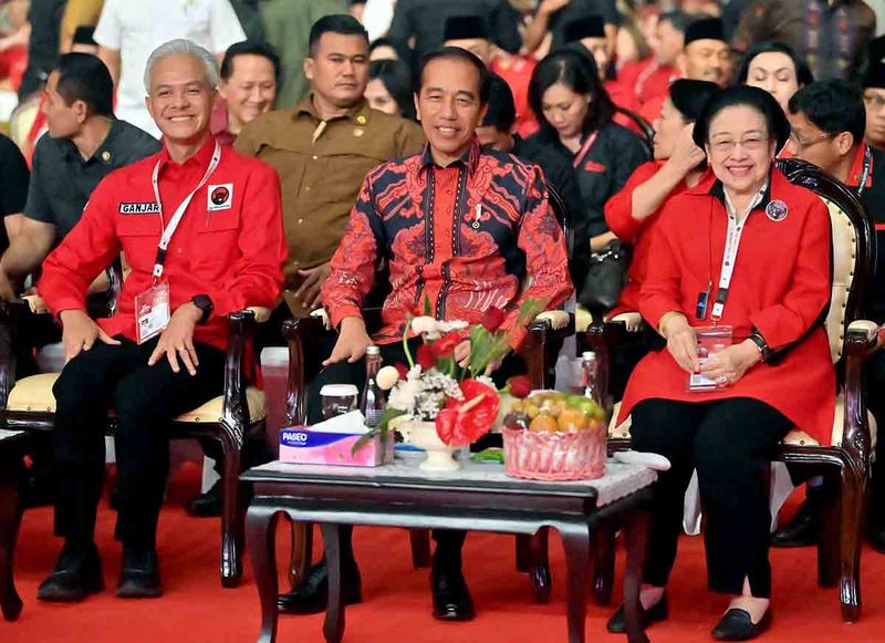 Ketua Umum PDI Perjuangan Megawati Soekarnoputri (kanan) bersama Presiden Joko Widodo (tengah) dan bacapres Ganjar Pranowo (kiri) mengikuti pembukaan Rapat Kerja Nasional (Rakernas) IV PDI Perjuangan di JIExpo Kemayoran, Jakarta, Jumat (29/9/2023). Rakernas IV PDI Perjuangan mengangkat tema kedaulatan pangan untuk kesejahteraan rakyat Indonesia. ANTARA FOTO/Akbar Nugroho Gumay