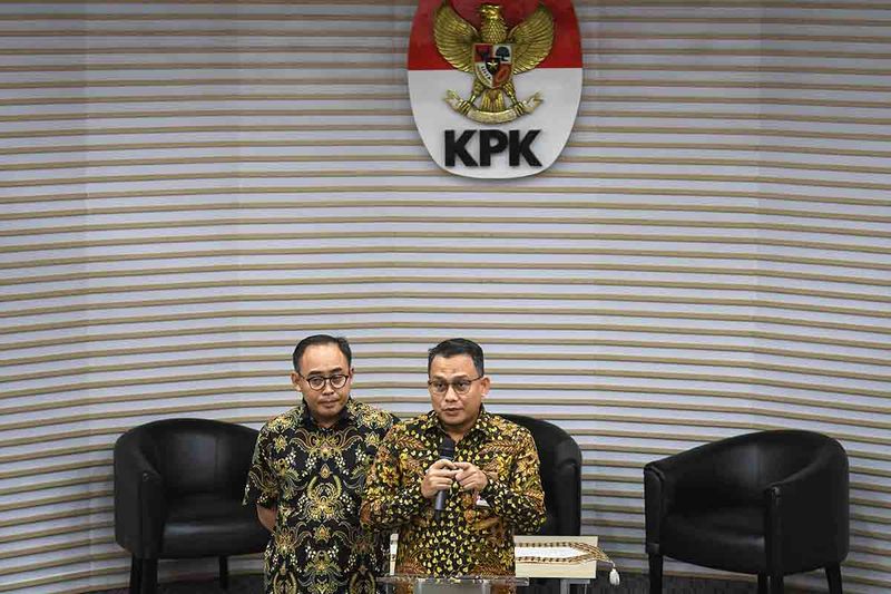 Juru Bicara KPK Ali Fikri (kanan) menyampaikan keterangan kepada wartawan terkait hasil penggeledahan terhadap rumah dinas Menteri Pertanian Syahrul Yasin Limpo di Gedung Merah Putih, Jakarta, Jumat (29/9/2023). KPK menyita sejumlah uang rupiah, uang dolar AS, catatan keuangan dan sejumlah dokumen dalam penggeledahan yang juga dilakukan terhadap ruang Mentan di Kantor Kementerian Pertanian dan ruangan Sekjen di kompleks Kementan Ragunan tersebut. ANTARA FOTO/Aditya Pradana Putra