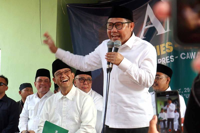 Bakal calon wakil presiden Muhaimin Iskandar (kanan) menyampaikan pidato disaksikan pasangannya bakal calon presiden Anies Baswedan (tengah) saat safari politik di Ponpes Mambaul Ma'arif Denanyar, Kabupaten Jombang, Jawa Timur, Jumat (29/9/2023). Safari politik pasangan Anies Baswedan - Muhaimin Iskandar (AMIN) di Jawa Timur tersebut untuk bersilaturahmi ke sejumlah pondok pesantren di Sumenep dan Jombang serta bertemu dengan para kyai dan ibu nyai. ANTARA FOTO/Syaiful Arif