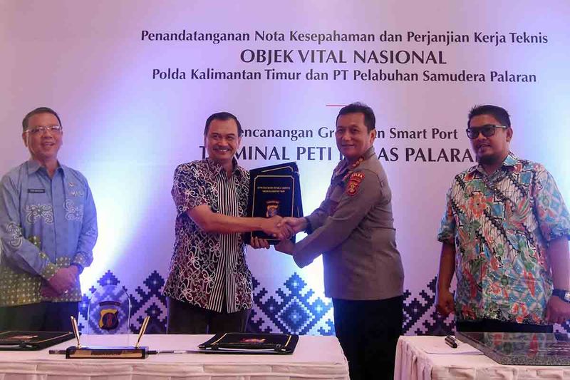 Dirut Pelabuhan Samudera Palaran (PSP) Buyung Pramitra (kedua kiri), Direktur Pengamanan Objek Vital Nasional Polda Kaltim Kombes Pol Sugeng Utomo (kedua kanan), Sekda Kota Samarinda Hero Mardanus Satyawan (kiri), dan Humas & Legal PT Pelindo IV Samarinda Hari Eko Raharjo (kanan) bertukar nota kesepahaman dan perjanjian kerja teknis Objek Vital Nasional yang telah ditandatangani antara PT Pelabuhan Samudera Palaran (PSP) dengan Polda Kaltim di Samarinda, Kalimantan Timur, Jumat (29/9/2023). Kerja sama ini bertujuan untuk menjaga stabilitas keamanan Pelabuhan Samudera Palaran yang merupakan anak usaha Samudera Indonesia itu agar dapat beroperasi dengan aman, efektif, dan efisien sebagai salah satu pelabuhan penyangga dari Ibu Kota Nusantara (IKN). ANTARA FOTO/Indrianto Eko Suwarso