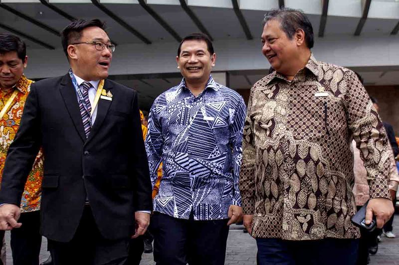 Menteri Koordinator Bidang Perekonomian Airlangga Hartarto (Kanan) berjalan bersama Menteri Ekonomi Malaysia Rafizi Ramli (tengah) dan Wakil Menteri Keuangan Thailand Julapun Amornvivat (kiri) usai melaksanakan Pertemuan Tingkat Menteri Indonesia, Malaysia dan Thailand Growth Triangle (IMT-GT) ke-29 di Batam, Kepulauan Riau, Jumat (29/9/2023). Pertemuan tersebut untuk berdiskusi serta membuka peluang investasi dan kerja sama di Kawasan Ekonomi Khusus (KEK) dan Kawasan Industri di wilayah IMT-GT. ANTARA FOTO/Teguh Prihatna