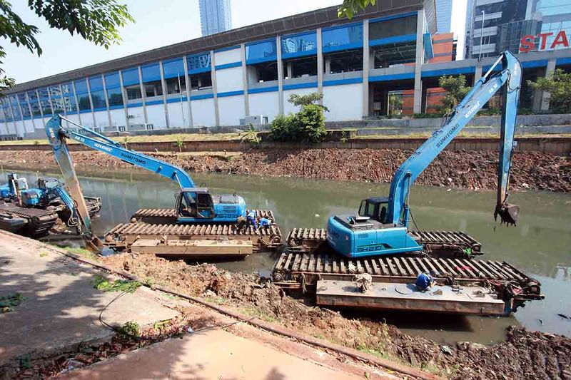 Petugas Sumber Daya Air (SDA) DKI Jakarta mengeruk lumpur menggunakan alat berat di Kali Ciliwung, Jakarta, Jumat (29/9/2023). Pengerukan dilakukan untuk mengantisipasi pendangkalan agar daya tampung aliran sungai tidak meluap saat musim hujan. ANTARA FOTO/Reno Esnir