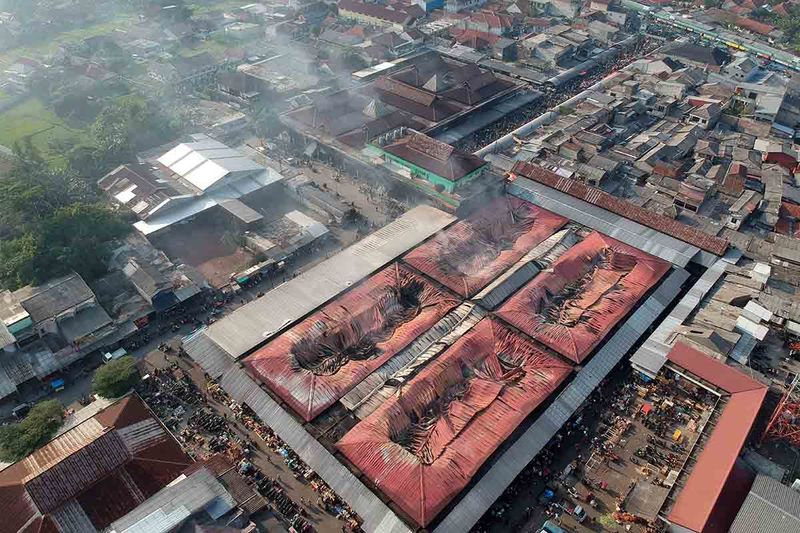 pasca-kebakaran-pasar-leuwiliang-bogor-7 Foto udara kondisi Pasar Leuwiliang pascakebakaran di Leuwiliang, Kabupaten Bogor, Jawa Barat, Jumat (29/9/2023). Menurut data Dinas Perdagangan dan Perindustrian (Disdagin) Kabupaten Bogor Kebakaran di Pasar Leuwiliang pada Rabu 27 September 2023 malam itu menghanguskan 1.580 lapak pedagang. ANTARA FOTO/Yulius Satria Wijaya