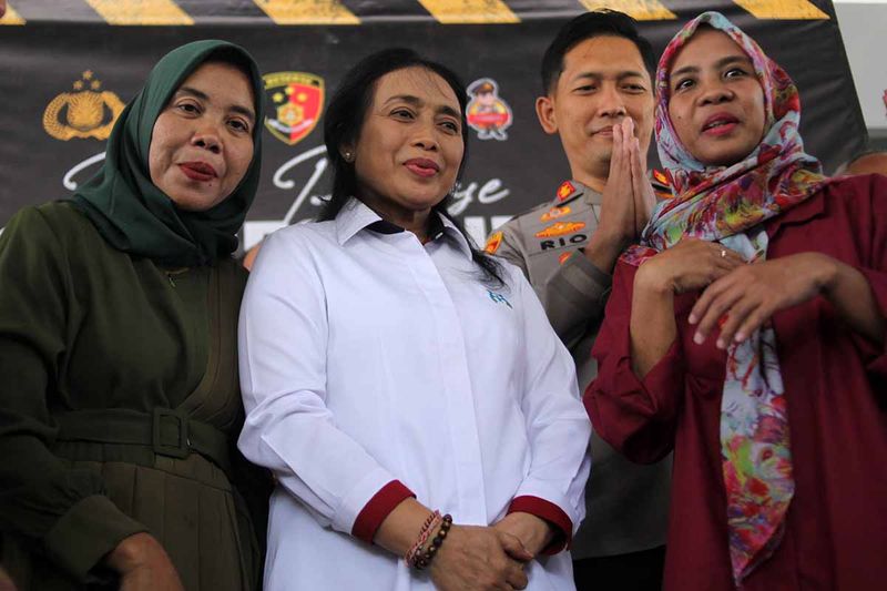 Menteri Pemberdayaan Perempuan dan Perlindungan Anak (PPPA) I Gusti Ayu Bintang Darmawati (kedua kiri) bersama Kapolres Bogor AKBP Rio Wahyu Anggoro (kedua kanan) serta kedua orang tua bayi tertukar Siti Mauliah (kiri) dan Dian Prihatini (kanan) usai proses terminasi dan reintegrasi sosial di Mapolres Bogor, Cibinong, Kabupaten Bogor, Jawa Barat, Jumat (29/9/2023). Dua bayi tertukar di Bogor EL (1), dan DN (1), resmi diserahkan ke orang tua biologisnya usai menjalani proses bonding yang dijalani kedua bayi dan para orang tua hingga mencapai proses reintegrasi atau penyatuan kembali. ANTARA FOTO/Yulius Satria Wijaya