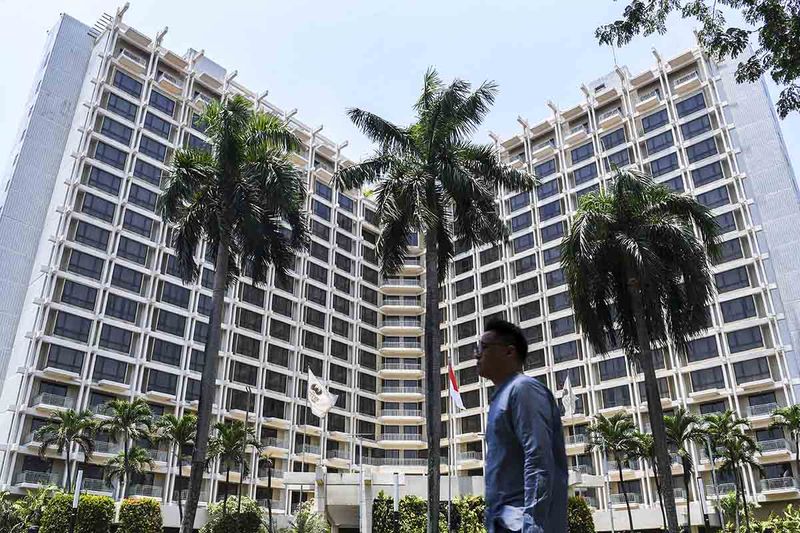 Warga melintas di depan Hotel Sultan, kawasan Gelora Bung Karno, Senayan, Jakarta, Jumat (29/9/2023). Pusat Pengelola Komplek Gelora Bung Karno (PPKGBK) memberi waktu kepada PT Indobuildco untuk meninggalkan Blok 15 Kawasan GBK atau di Hotel Sultan sampai hari ini, Jumat 29 September 2023. Untuk diketahui bahwa Hak Guna Bangunan (HGB) PT Indobuildco telah habis, HGB itu sebelumnya diterbitkan pada 1973 dan diperpanjang kembali selama 20 tahun pada 2002, dan habis pada tahun 2023. ANTARA FOTO/Galih Pradipta