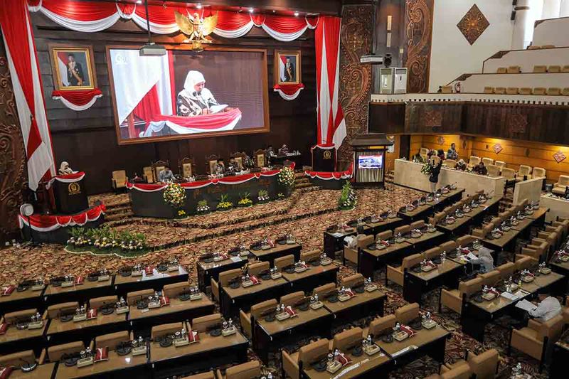 Gubernur Jawa Timur Khofifah Indar Parawansa menyampaikan paparannya saat Rapat Paripurna Masa Persidangan III Tahun 2023 di Gedung DPRD Jawa Timur, Surabaya, Jawa Timur, Jumat (29/9/2023). Rapat paripurna tersebut membahas nota keuangan gubernur atas rancangan peraturan daerah (Raperda) tentang APBD Provinsi Jawa Timur tahun 2024. ANTARA FOTO/Rizal Hanafi