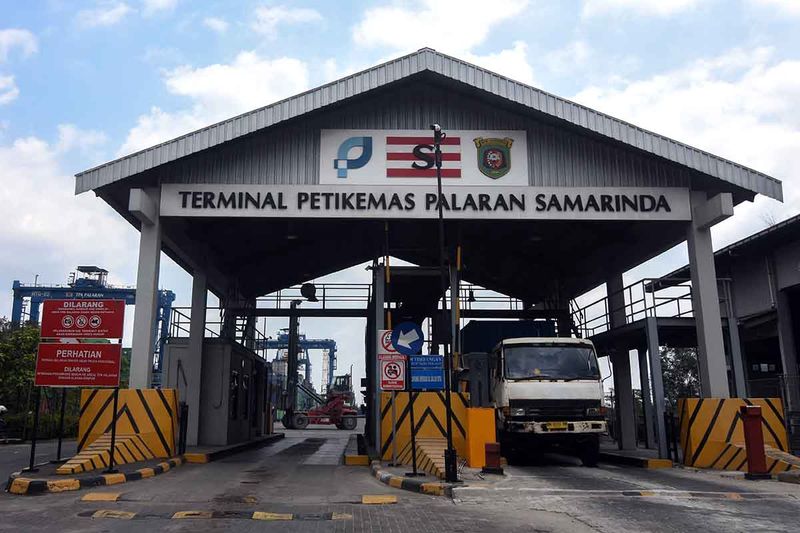 Sebuah truk mengangkut peti kemas di Terminal Petikemas Palaran Samarinda, Kalimantan Timur, Jumat (29/9/2023). Pelabuhan yang digadang Pemkot Samarinda menjadi Green and Smart Port itu memiliki kapasitas bongkar muat 250ribu TEUs per tahun tersebut akan ditingkatkan menjadi 400ribu TEUs per tahun seiring fungsi pelabuhan tersebut menjadi salah satu pelabuhan penyangga Ibu Kota Nusantara (IKN). ANTARA FOTO/Indrianto Eko Suwarso