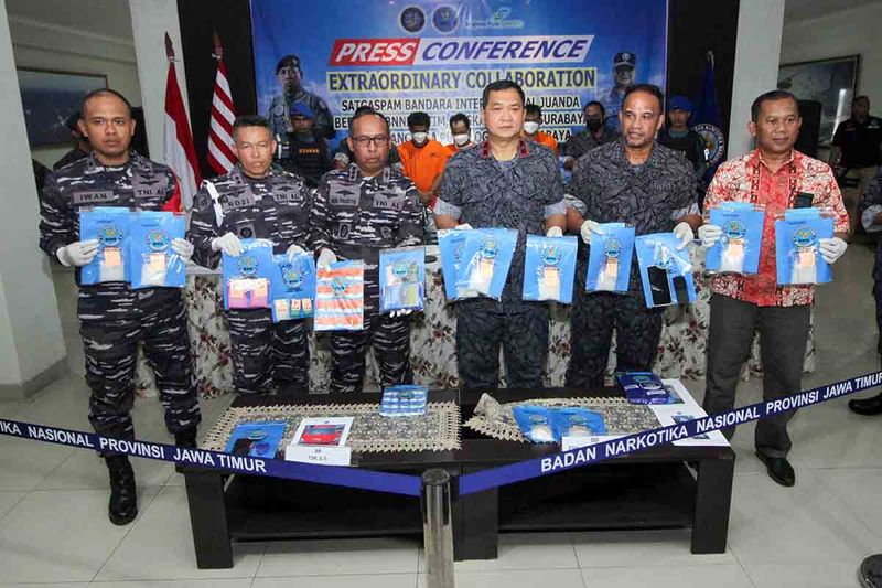 (Dari kiri) Komandan Satgaspam Bandara Internasional Juanda Mayor Laut (P) Iwan Purwanto, Dandenpom Lanudal Juanda Letkol (PM) Fahrurrozi, Komandan Pangkalan Udara TNI Angkatan Laut (Danlanudal) Juanda Puspenerbal Kolonel Laut (P) Heru Prasetyo, Kepala Badan Narkotika Nasional (BNN) Jawa Timur Brigjen Pol Mohamad Aris Purnomo, Kabid Pemberantasan dan Intelijen BNN Jatim Kombes Pol Daniel Y Katiandagho dan Senior Manager Avsec Kolonel Achmad Zainuri menunjukkan barang bukti dan tersangka saat konferensi pers di Mako Lanudal Juanda Surabaya, Sidoarjo, Jawa Timur, Jumat (29/9/2023). BNNP Jawa Timur bersama Satgaspam Bandara Internasional Juanda dan Angkasa Pura I Surabaya menggagalkan upaya penyelundupan narkotika jenis sabu dengan berat total 1.518 gram dari tiga tersangka. ANTARA FOTO/Umarul Faruq