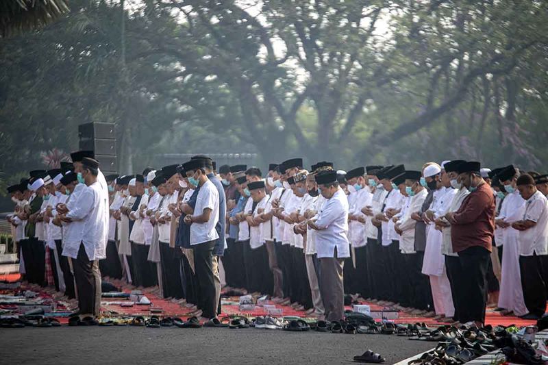 Umat Islam melaksanakan Shalat Istisqa atau salat meminta hujan di halaman Griya Agung Palembang, Sumatera Selatan, Sabtu (30/9/2023). Shalat tersebut dilaksanakan untuk meminta kepada Allah SWT diturunkannya hujan agar bencana kabut asap yang menyelimuti Kota Palembang segera berakhir. ANTARA FOTO/Nova Wahyudi
