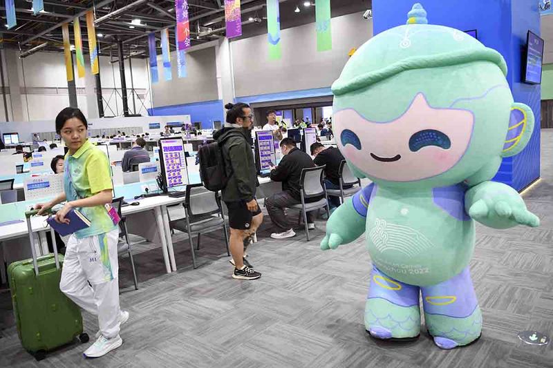 Maskot Asian Games 2022 Lianlian berjalan di area Main Press Center (MPC), Hangzhou, China, Sabtu (30/9/2023). Lianlian salah satu dari tiga maskot robot dari Asian Games Hangzhou 2022 selain Congcong dan Chenchen yang menjadi simbol dari semangat Olimpiade, perdamaian, dan persahabatan. ANTARA FOTO/M Risyal Hidayat