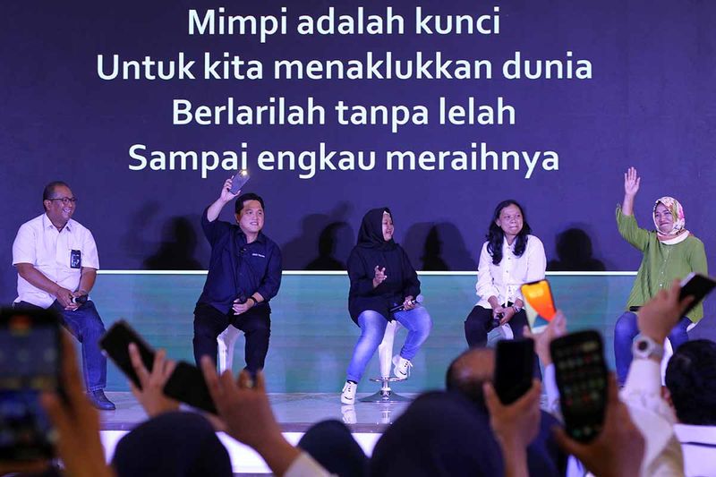 Menteri BUMN Erick Thohir (kedua kiri) didampingi Direktur Operasional, Digital dan Teknologi Informasi Permodalan Nasional Madani (PNM) Sunar Basuki (kiri) serta perwakilan nasabah PNM Mekaar bernyanyi saat menghadiri acara bertajuk Rek Ayo Rek! #dolenkaropakET, Keluargaku Pahlawanku di Surabaya, Jawa Timur, Sabtu (30/9/2023). Dalam kegiatan tersebut, Menteri BUMN menyampaikan kepada ibu-ibu nasabah PNM Mekaar dapat bijak dalam mengelola modal usaha untuk meningkatkan ekonomi dan menghidupi keluarga mereka. ANTARA FOTO/Moch Asim