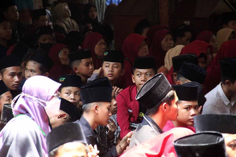 Peziarah berdoa saat berziarah di makam KH Abdurahman Wahid atau Gus Dur di Ponpes Tebuireng Kabupaten Jombang, Jawa Timur, Sabtu (30/9/2023). Momentum peringatan Maulid Nabi Muhammad dimanfaatkan umat Islam untuk berziarah ke makam pendiri Nahdlatul Ulama serta Presiden ke-4 RI Gus Dur, yang dalam sehari jumlah peziarah mencapai 3.000-4.000 orang. ANTARA FOTO/Syaiful Arif