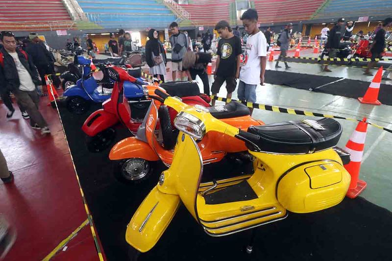 Pengunjung mengamati skuter yang dipamerkan pada Kediri Scooter Festival #6 di GOR Jayabaya, Kota Kediri, Jawa Timur, Sabtu (30/9/2023). Kegiatan yang juga menjadi tempat berkumpulnya ribuan pecinta skuter Vespa dari berbagai daerah di Indonesia itu berlangsung selama tiga hari dan merupakan rangkaian dari peringatan HUT ke-1144 Kota Kediri. ANTARA FOTO/Prasetia Fauzani