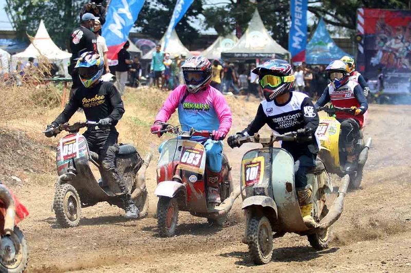 Peserta memacu kecepatan skuternya pada kompetisi Scooter Fun Cross di GOR Jayabaya, Kota Kediri, Jawa Timur, Sabtu (30/9/2023). Scooter Fun Cross merupakan ajang silaturahmi pecinta skuter Vespa modifikasi offroad pada gelaran Kediri Scooter Festival #6. ANTARA FOTO/Prasetia Fauzani