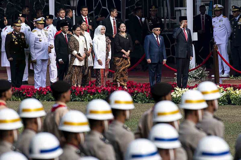 Presiden Joko Widodo (kanan) bersama Wakil Presiden Ma'ruf Amin (kedua kanan) hormat saat upacara Peringatan Hari Kesaktian Pancasila Tahun 2023 di Monumen Pancasila Sakti, Lubang Buaya, Jakarta Timur, Minggu (1/10/2023). ANTARA FOTO/Sigid Kurniawan