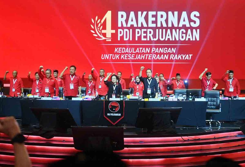 Ketua Umum PDI Perjuangan Megawati Soekarnoputri (tengah) mengangkat tangan bersama sejumlah pimpinan partai saat penutupan Rapat Kerja Nasional (Rakernas) IV PDI Perjuangan di JIExpo Kemayoran, Jakarta, Minggu (1/10/2023). Rakernas IV PDI Perjuangan menghasilkan sembilan poin rekomendasi eksternal tentang kedaulatan pangan dan delapan rekomendasi eksternal tentang pemenangan pemilu. ANTARA FOTO/Akbar Nugroho Gumay