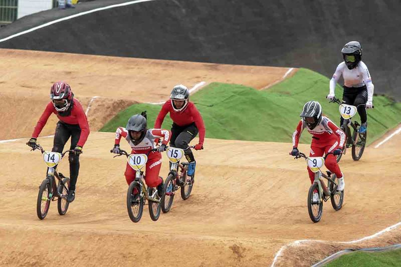 Dua pesepeda BMX Indonesia Amellya Nur Sifa (kedua kiri) dan Jasmine Azzahra Setyobudi (kedua kanan) memacu kecepatan pada final putri Asian Games 2022 di Chun'an Jieshou Sports Centre BMX Course, China, Minggu (1/10/2023). Amellya meraih emas usai mencatatkan waktu 44,065 detik pada heat pertama, 43,290 detik pada heat kedua, dan 43,918 detik pada heat ketiga sedangkan Jasmine meraih perunggu usai mencatatkan waktu 45,244 detik, 43,551 detik, 43,956 detik. ANTARA FOTO/Nick Haboatubun/Indonesia Cycling Federation