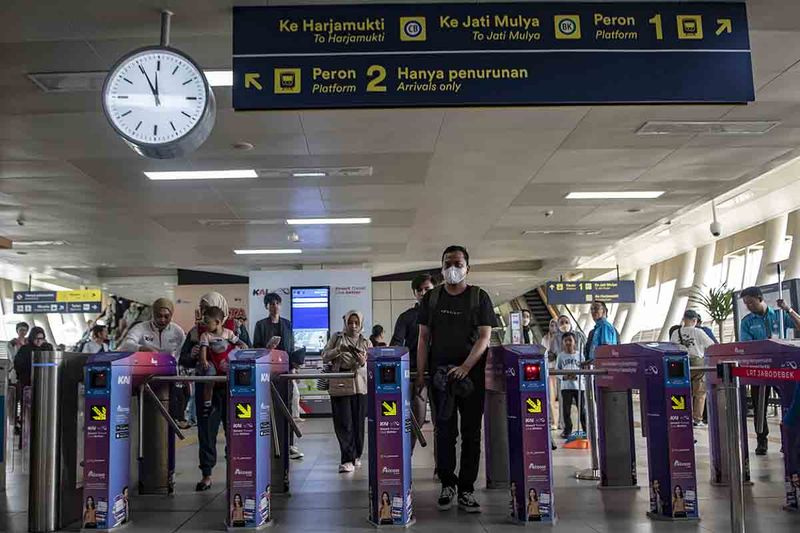 Sejumlah penumpang Lintas Rel Terpadu (LRT) menempelkan tap cash di Stasiun Setia Budi, Jakarta, Minggu (1/10/2023). Pemerintah telah menetapkan tarif maksimal LRT yaitu sebesar Rp20.000 per 1 Oktober 2023. ANTARA FOTO/Muhammad Adimaja