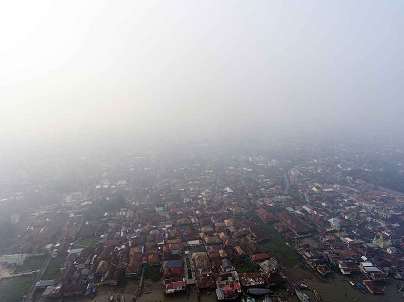 Foto udara kawasan Seberang Ulu (SU) yang tertutup kabut asap di Palembang, Sumatera Selatan, Minggu (1/10/2023). Berdasarkan data dari Badan Meteorologi, Klimatologi, dan Geofisika kualitas udara di Palembang berada di level berbahaya dampak dari Kebakaran Hutan dan Lahan (Karhutla) yang terjadi di Kabupaten/kota di Provinsi Sumatera Selatan. ANTARA FOTO/Nova Wahyudi