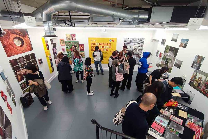 Pengunjung menghadiri gelaran Indonesian Photobook Exhibition di Photobook Cafe, Shoreditch, London, Sabtu (30/9/2023). Pameran tersebut menampilkan buku-buku foto dari Indonesia dan berlangsung hingga 3 Oktober 2023. ANTARA FOTO/Gueari Galeri-Handout