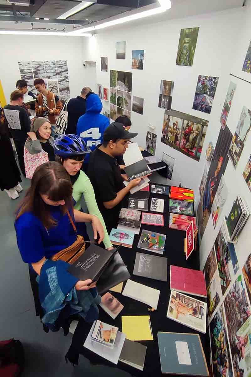 Pengunjung menghadiri gelaran Indonesian Photobook Exhibition di Photobook Cafe, Shoreditch, London, Sabtu (30/9/2023). Pameran tersebut menampilkan buku-buku foto dari Indonesia dan berlangsung hingga 3 Oktober 2023. ANTARA FOTO/Gueari Galeri-Handout