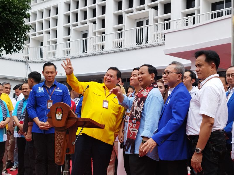 Ketua umum Partai Golkar Airlangga Hartanto mendampingi Pasangan Calon Presiden Wakil Presiden Prabowo-Gibran mendaftar ke KPU Jakarta Pusat Rabu (25/10/2023). IVOOX/Fahrurrazi Assyar