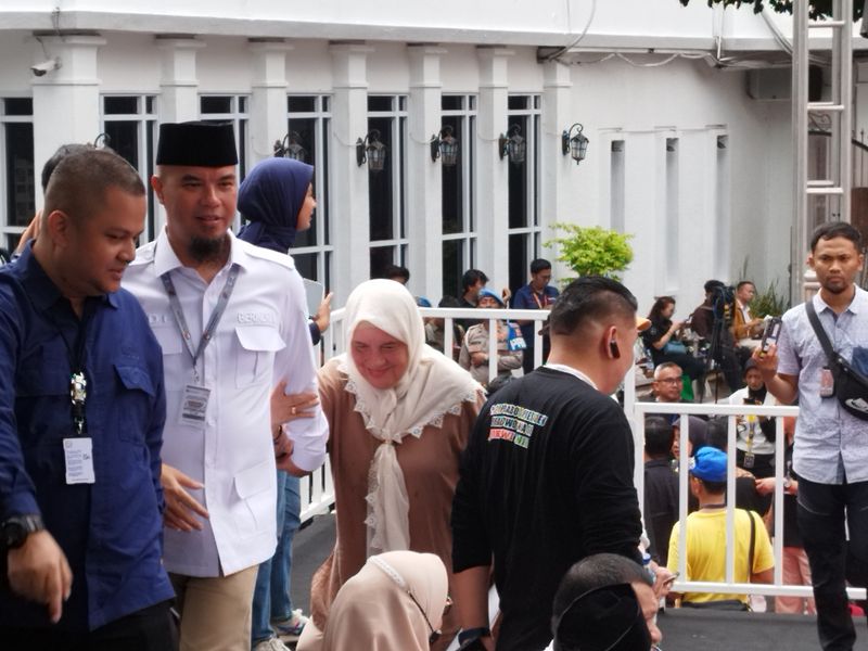 Politisi Partai Gerindra skaligus musikus Ahmad Dhani bersama beberapa elite Politik menghadiri pendaftaran Prabiwo Gibran di Kantor KPU Jakarta Pusat Rabu (25/10/2023). IVOOX/Fahrurrazi Assyar