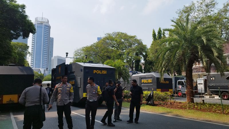 Aparat gabungan TNI Polri bersiaga di depan gedung KPU Jakarta Pusat guna pengamanan pengumuman Capres Cawapres Senin (13/11/2023). IVOOX/Fahrurrazi Assyar