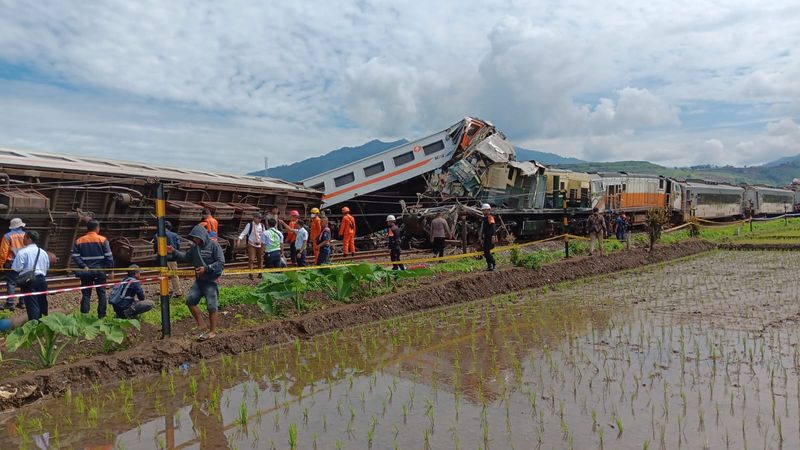 IMG-20240105-WA0015 Sejumlah petugas terlihat sedang melakukan pemeriksaan dan upaya evakuasi di lokasi tabrakan antara KA Turangga dengan KA Commuterline Bandung Raya. Kecelakaan ini terjadi di Kecamatan Cikuya, Cicalengka, Kabupaten Bandung, Jawa Barat, Jumat (5/1/2024) pagi sekitar pukul 06.03 WIB. IVOOX.ID/Budiyanto.