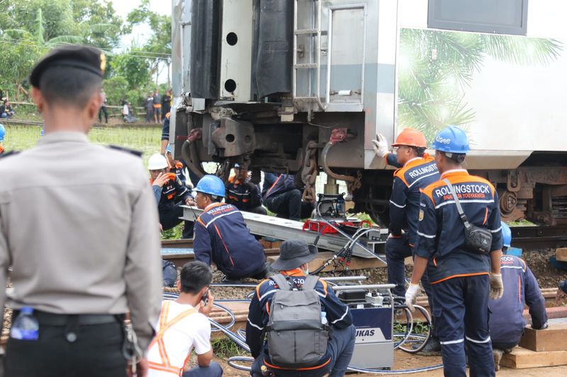 Beberapa petugas PT KAI sedang menggunakan peralatan guntuk evakuasi gerbong kereta api yang mengalami kecelakaan akibat tabrakan Kereta Api KA Turangga dengan KA Lokal Bandung di KM 181+700 petak jalan antara Stasiun Haurpugur – Stasiun Cicalengka, Kabupaten Bandung, Jawa Barat,Jumat (5/1/2023). IVOOX/Budiyanto