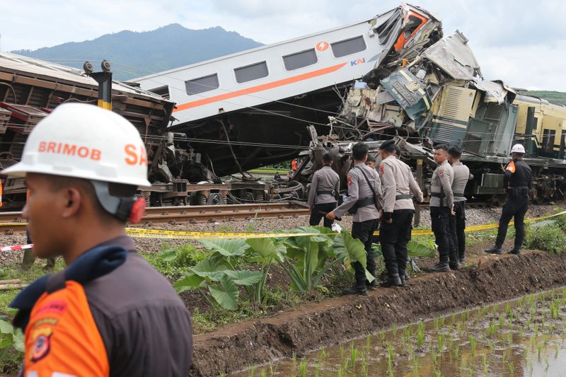 Proses evakuasi Kereta Api Turangga relasi Surabaya Gubeng-Bandung bertabrakan dengan Kereta Api lokal Bandung Commuterline Padalarang-Cicalengka di Kilometer 181 +700 antara Stasiun Haurpugur-Stasiun Cicalengka, Jawa Barat, Jum'at (5/1/2024). Akibat kecelakaan kereta tersebut, beberapa perjalanan kereta api dialihkan. Sebanyak 4 orang meninggal dunia dalam insiden tersebut. IVOOX/Budi Yanto