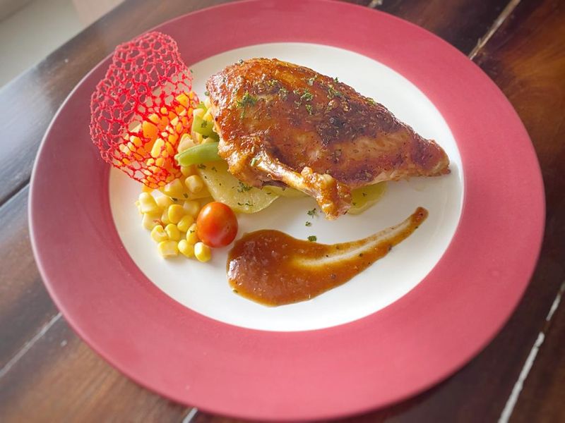 Chicken Libanese yang merupakan ayam panggang dengan sayuran dan kentang disajikan dengan saus barbeque. Ini merupakan menu western yang diolah dengan citarasa lokal./ Foto: istimewa