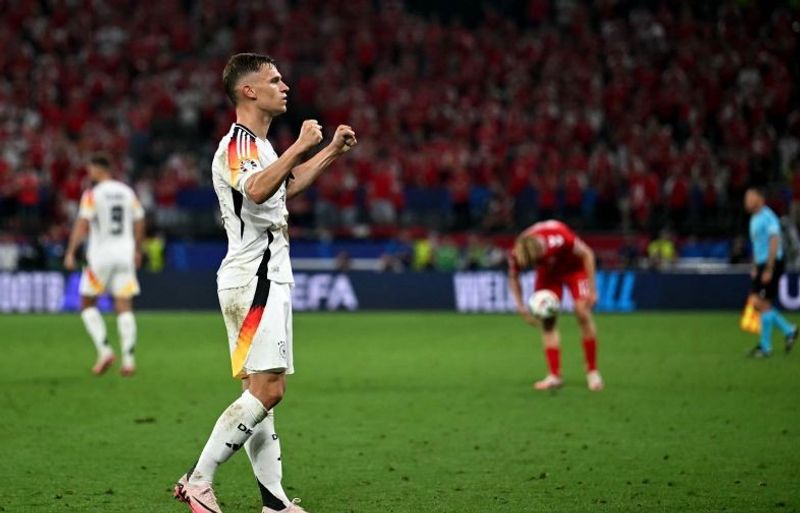 000_34ZX8TB Bek Jerman #06 Joshua Kimmich merayakan setelah memenangkan pertandingan sepak bola babak 16 besar UEFA Euro 2024 antara Jerman dan Denmark di BVB Stadion Dortmund di Dortmund pada 29 Juni 2024. (ANTARA/AFP/Ozan Kose)