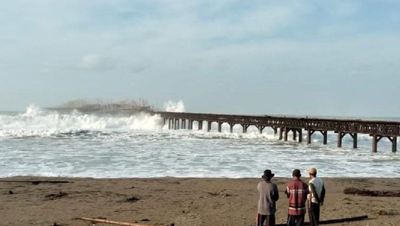 Kondisi bangunan bekas dermaga PT SBP di Desa Buniasih, Kecamatan Tegalbuleud, Kabupaten Sukabumi yang terputus dan mengakibatkan puluhan nelayan terjebak tidak bisa kembali ke darat pada Rabu (16/10/2024). ANTARA/Aditia A Rohman