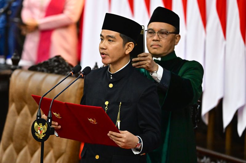 antarafoto-pelantikan-presiden-wapres-prabowo-gibran-201024-riv-12 Wakil Presiden Gibran Rakabuming Raka (kiri) mengucapkan sumpah jabatan dalam sidang paripurna MPR dengan agenda pelantikan Presiden dan Wakil Presiden Republik Indonesia masa bakti 2024-2029 di Gedung Nusantara, Kompleks Parlemen, Senayan, Jakarta, Minggu (20/10/2024). Prabowo Subianto dan Gibran Rakabuming Raka pengucapan sumpah sebagai Presiden dan Wakil Presiden Republik Indonesia masa bakti 2024-2029 pada sidang paripurna MPR. ANTARA FOTO/Rivan Awal Lingga