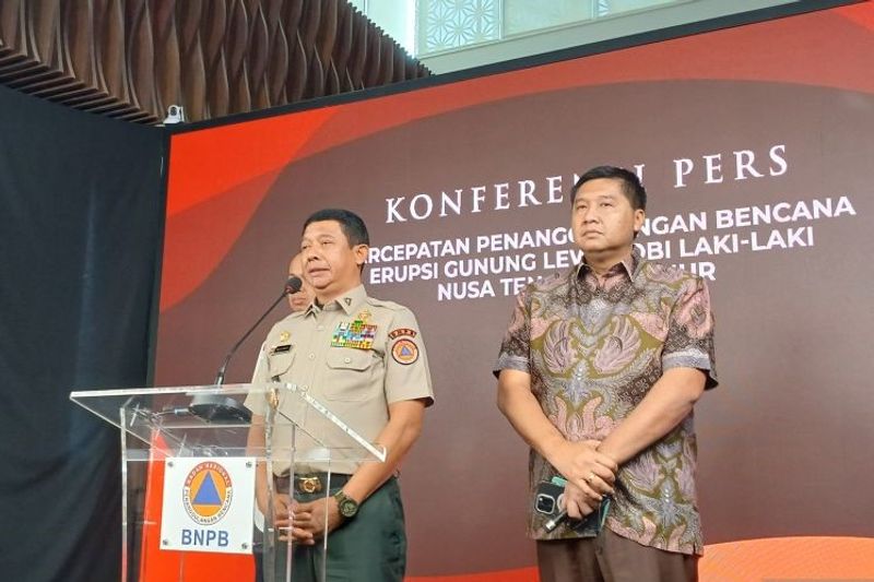 Kepala BNPB Suharyanto Kepala BNPB Suharyanto (kiri), Menteri Perumahan dan Kawasan Permukiman (PKP) Maruarar Sirait (kanan) dalam konferensi pers terkait penanganan dampak erupsi Gunung Lewotobi Laki-laki di Kantor BNPB, Jakarta, Selasa (12/11/2024). ANTARA/Lintang Budiyanti Prameswari