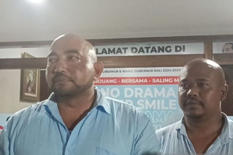 Calon gubernur Bali Nomor Urut 1 Made Muliawan Arya Calon gubernur Bali Nomor Urut 1 Made Muliawan Arya mengucap selamat ke Wayan Koster-Giri Prasta atas keunggulan sementara di Pilkada Bali, Denpasar, Rabu (27/11/2024). (ANTARA/Ni Putu Putri Muliantari)