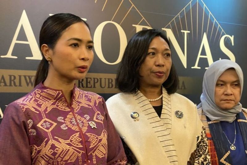 Wakil Menteri Pariwisata (Wamenpar) Ni Luh Puspa Wakil Menteri Pariwisata (Wamenpar) Ni Luh Puspa (kiri) bersama Deputi Pemasaran Kementerian Pariwisata Ni Made Ayu Marthini (tengah) saat ditemui ANTARA usai mengikuti Pra-Rakornas di Jakarta, Kamis (5/12/2024). (ANTARA/Hreeloita Dharma Shanti)