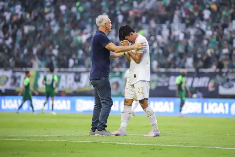 Pelatih Arema FC Joel Cornelli (kiri) memenangkan anak asuhnya Anwar Rifai (kanan) saat pertandingan pekan ke-13 BRI Liga 1 Indonesia, di Stadion GBT Surabaya, Sabtu (7/12/2024) sore. (ANTARA FOTO/Rizal Hanafi)