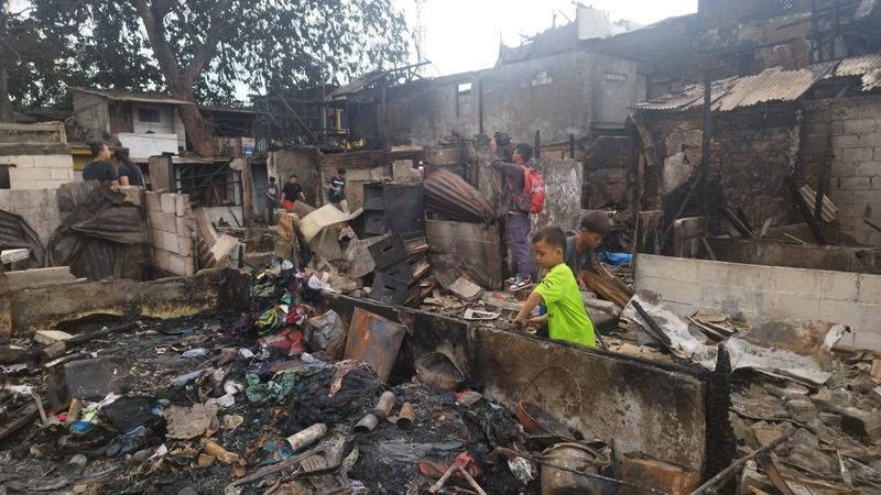 Seorang anak sedang bermain Seorang anak sedang bermain di atas puing-puing rumah terdampak kebakaran yang menghanguskan ratusan rumah di Jalan H. Ung, Kemayoran, Jakarta Pusat Rabu (11/12/2024). IVOOX.ID/Fahrurrazi Assyar