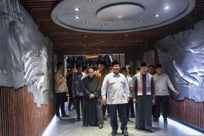 Presiden Prabowo Subianto (tengah) didampingi Menteri Agama Nasaruddin Umar (kedua kanan), Menko Bidang Infrastruktur dan Pembangunan Kewilayahan (IPK) Agus Harimurti Yudhoyono (ketiga kiri), Menteri Pekerjaan Umum (PU) Dody Hanggodo (kedua kiri), Kepala Pastor Gereja Katedral Romo Albertus Hani Rudi Hartoko (kedua kiri) meninjau Terowongan Silaturahim di Halaman Masjid Istiqlal, Jakarta, Kamis (12/12/2024). ANTARA FOTO/Galih Pradipta/rwa. (ANTARA FOTO/GALIH PRADIPTA)